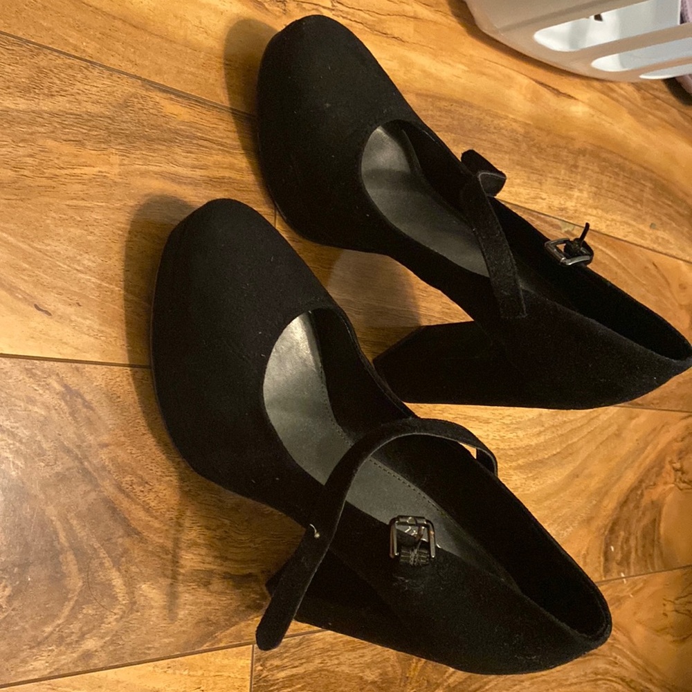 Black closed toe heels with strap size 6